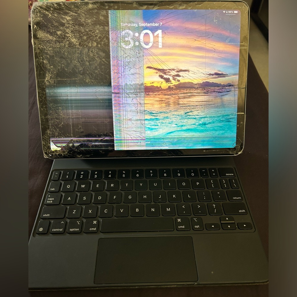 APPLE MAGiC KEYBOARD for iPAD AiR 10.9 “ or 11 “ - SOLD without CRACKED 😆 iPAD